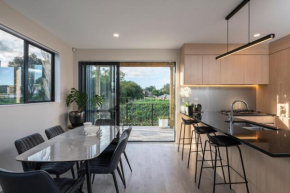 modern immaculate residence in mount wellington
